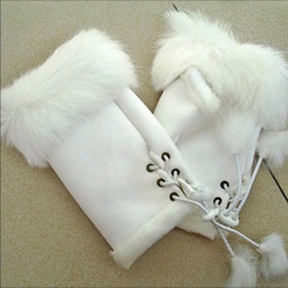 Faux suede fingerless gloves with fur trimmings - Picture 3 of 4